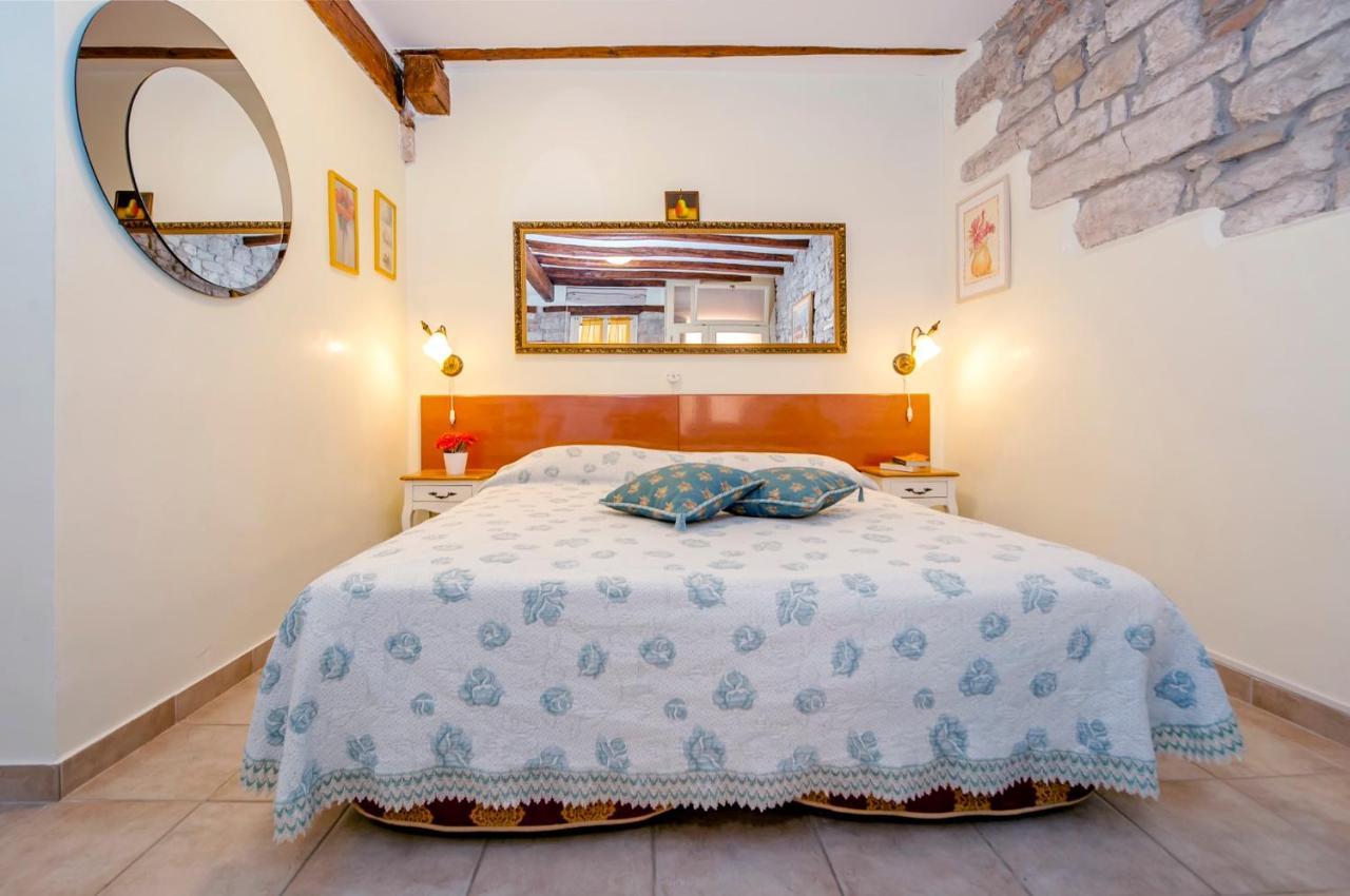 Guest House Sotto I Volti Centro Storico ロヴィニ エクステリア 写真