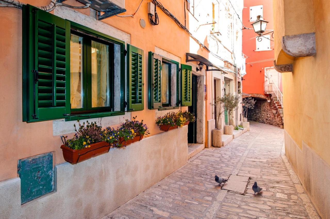 Guest House Sotto I Volti Centro Storico ロヴィニ エクステリア 写真