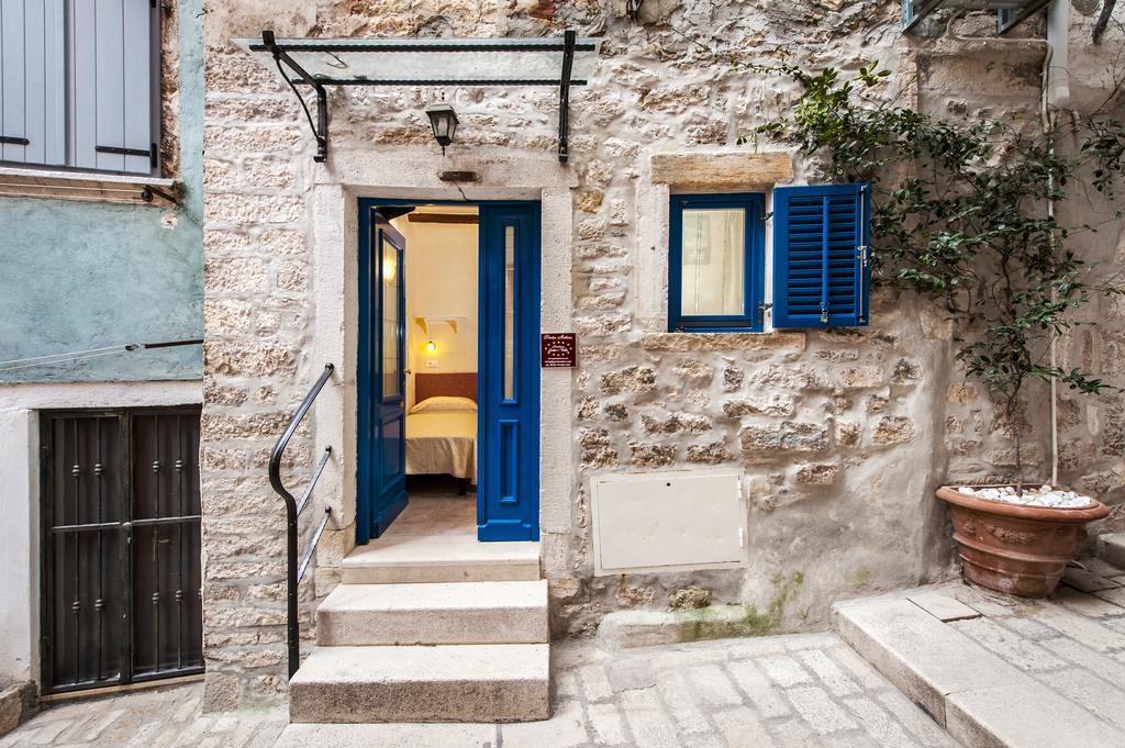 Guest House Sotto I Volti Centro Storico ロヴィニ エクステリア 写真