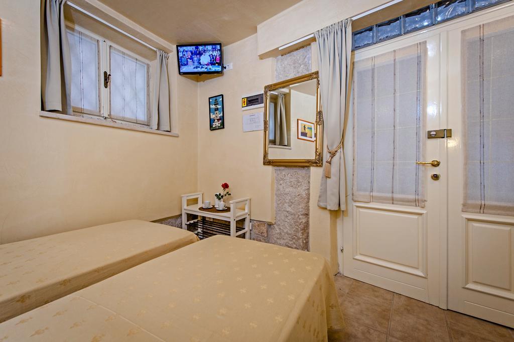 Guest House Sotto I Volti Centro Storico ロヴィニ エクステリア 写真