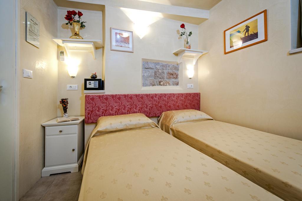 Guest House Sotto I Volti Centro Storico ロヴィニ エクステリア 写真