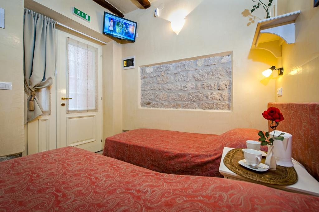 Guest House Sotto I Volti Centro Storico ロヴィニ エクステリア 写真