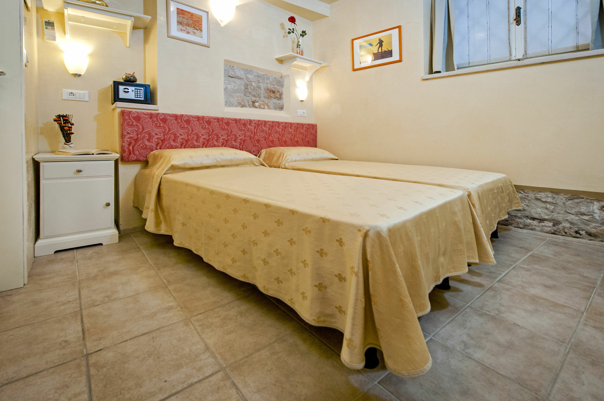 Guest House Sotto I Volti Centro Storico ロヴィニ エクステリア 写真