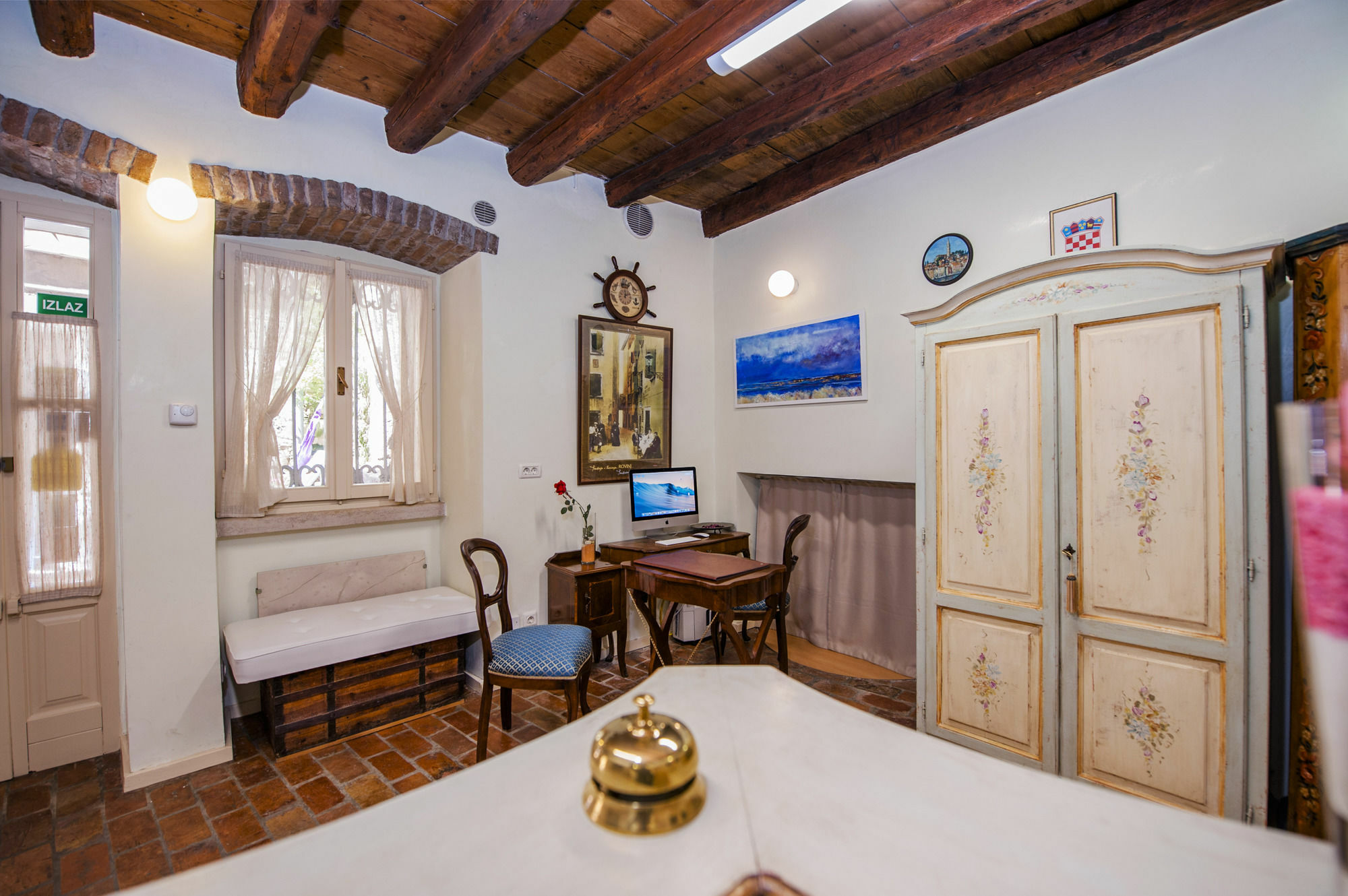 Guest House Sotto I Volti Centro Storico ロヴィニ エクステリア 写真