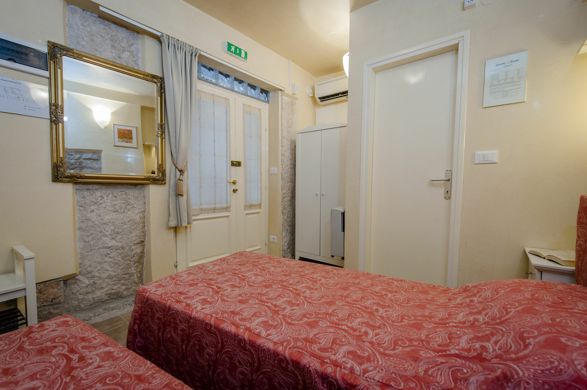 Guest House Sotto I Volti Centro Storico ロヴィニ エクステリア 写真