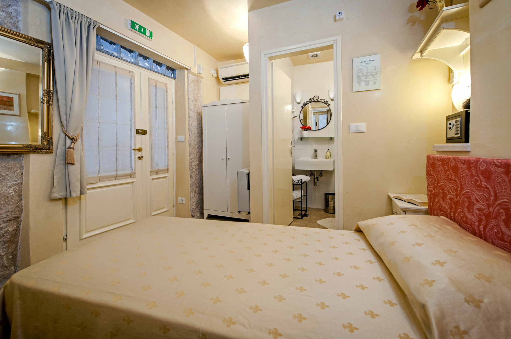Guest House Sotto I Volti Centro Storico ロヴィニ エクステリア 写真