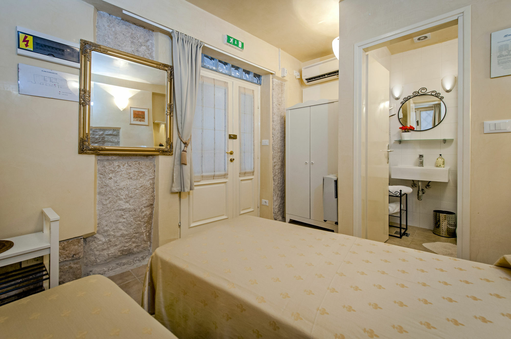 Guest House Sotto I Volti Centro Storico ロヴィニ エクステリア 写真
