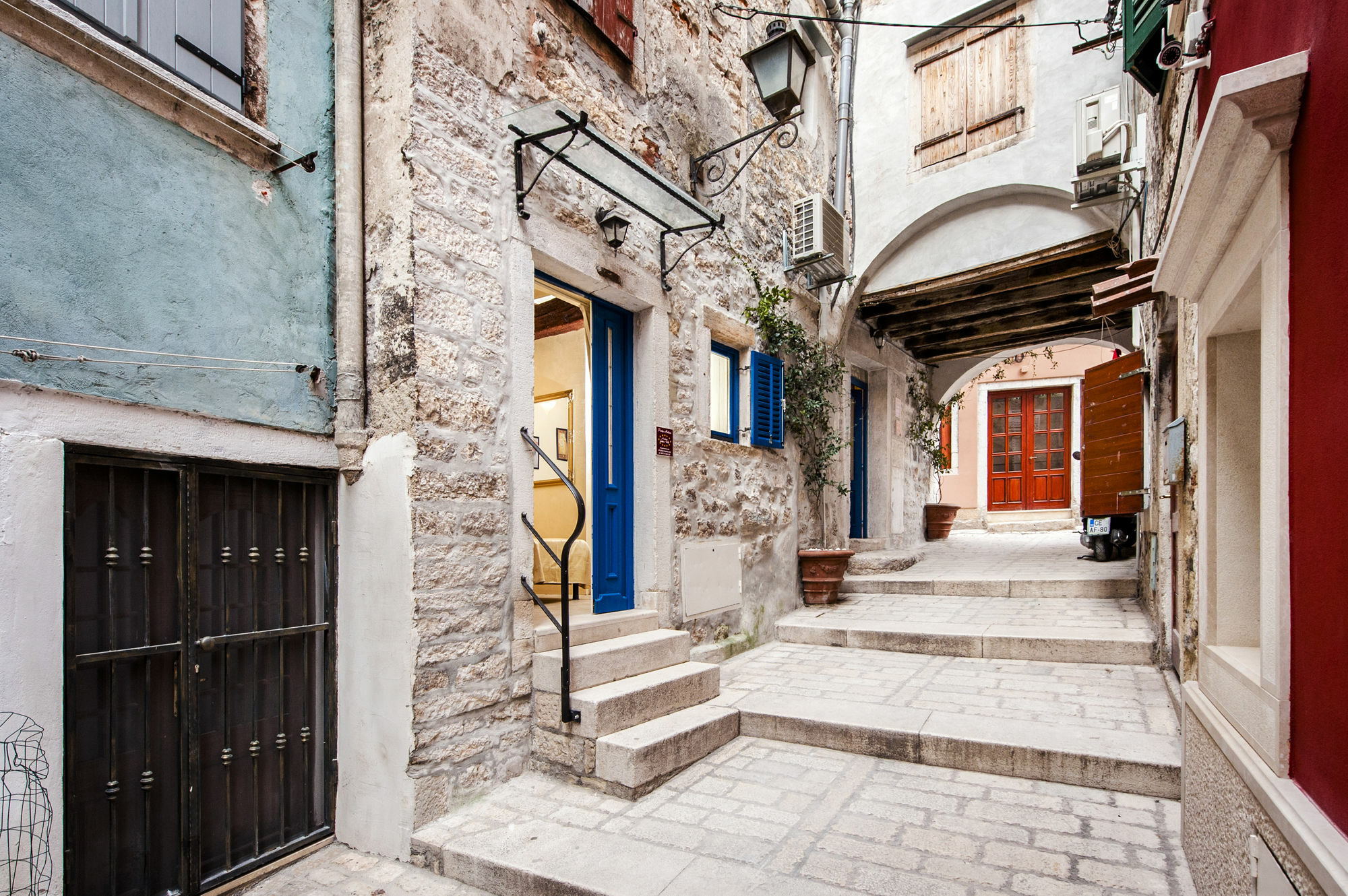 Guest House Sotto I Volti Centro Storico ロヴィニ エクステリア 写真